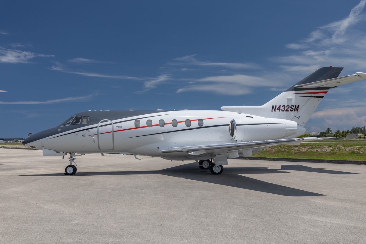 Hawker 800XP N432SM, port profile on the ramp