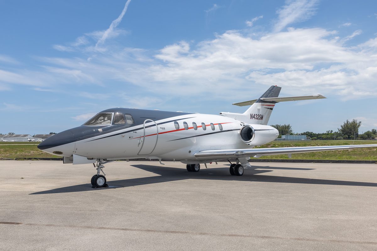 Hawker 800XP N432SM, three-quarter view